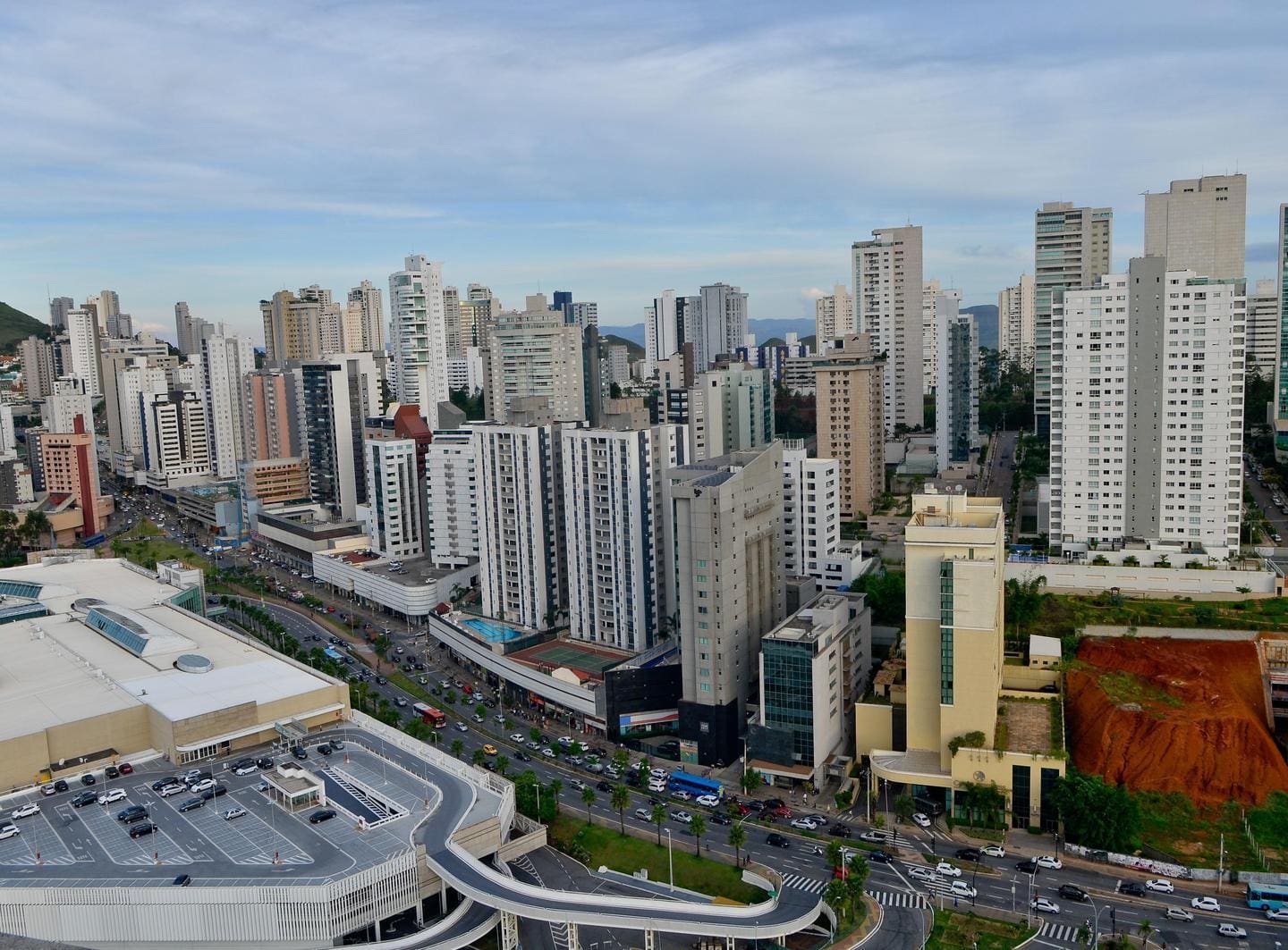 Homem acidentado em elevador recebeu indenização do fabricante e de proprietários dos imóveis