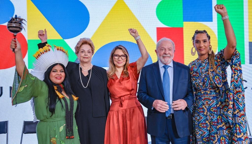 Na imagem, a ministra dos Povos Indígenas, Sonia Guajajara, a ex-presidente Dilma Rousseff, a primeira-dama Janja, o presidente Lula e a  ministra da Igualdade Racial, Anielle Franco