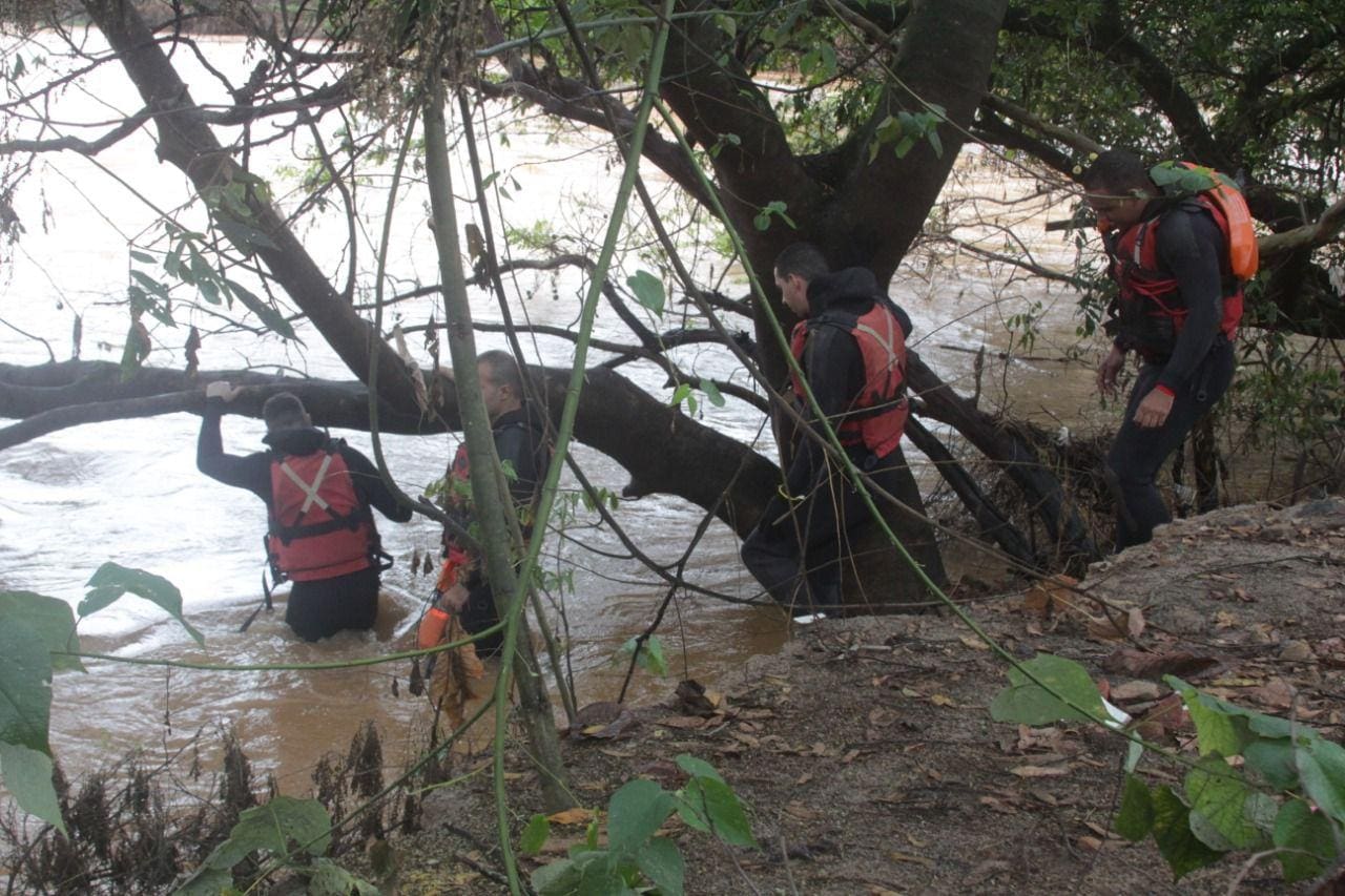 Bombeiros retomaram as buscas por pai e filha nesta segunda-feira (7).