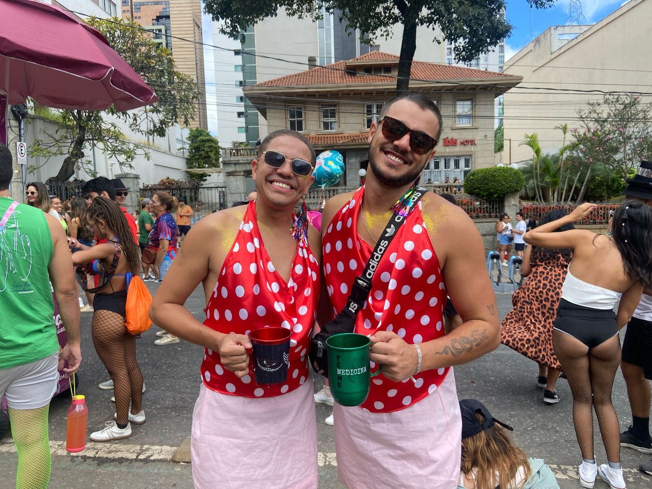 Gabriel Diniz e João Paulo Machado foram outra dupla que escolheu reverenciar Fernanda Torres na folia