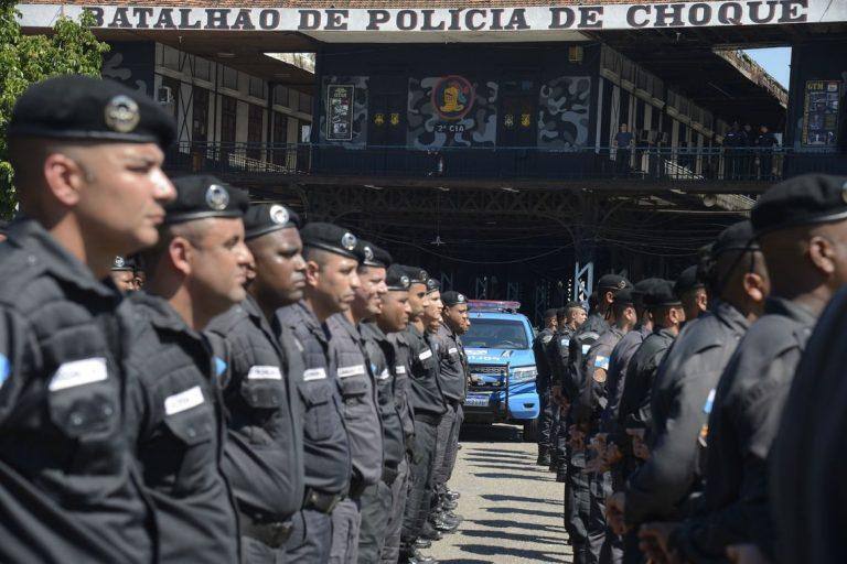 Mais de 1,6 mil policiais militares de nove batalhões do Rio de Janeiro passaram a utilizar câmeras em suas fardas