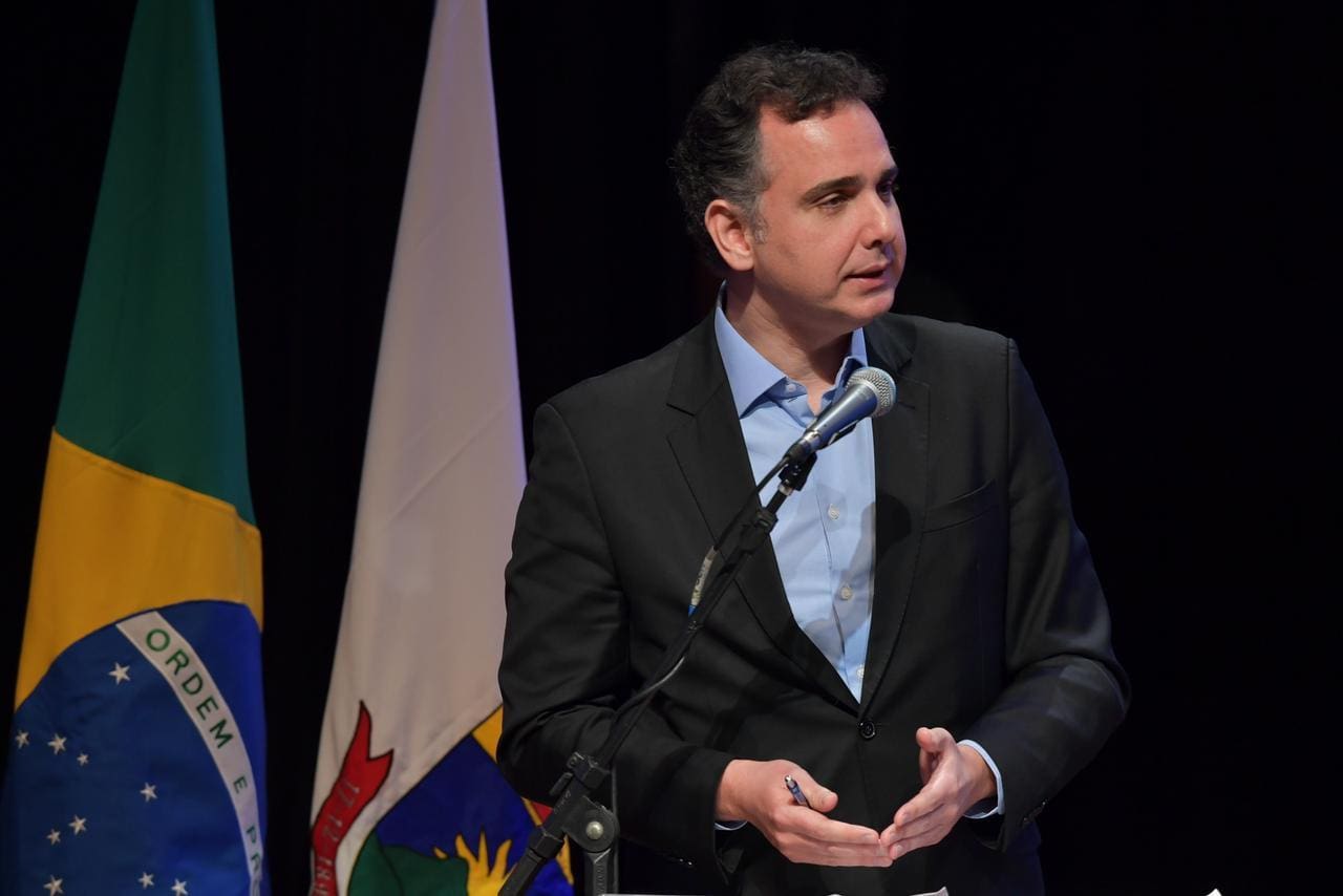 Presidente do Congresso Nacional, Rodrigo Pacheco discursa durante visita de Lula a BH