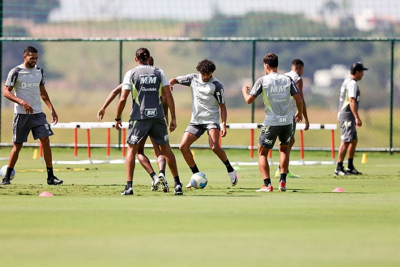 Em destaque, no centro da foto, o meia Gustavo Scarpa na Cidade do Galo