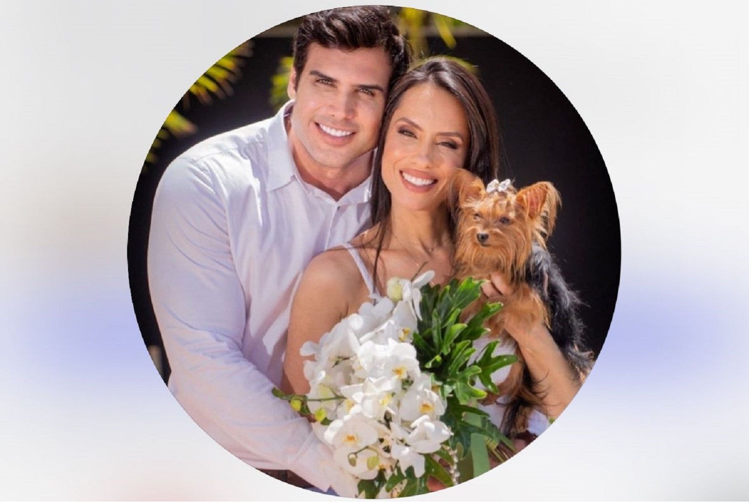 Foto de perfil em rede social mostra a delegada Ana Paula Balbino ao lado do marido