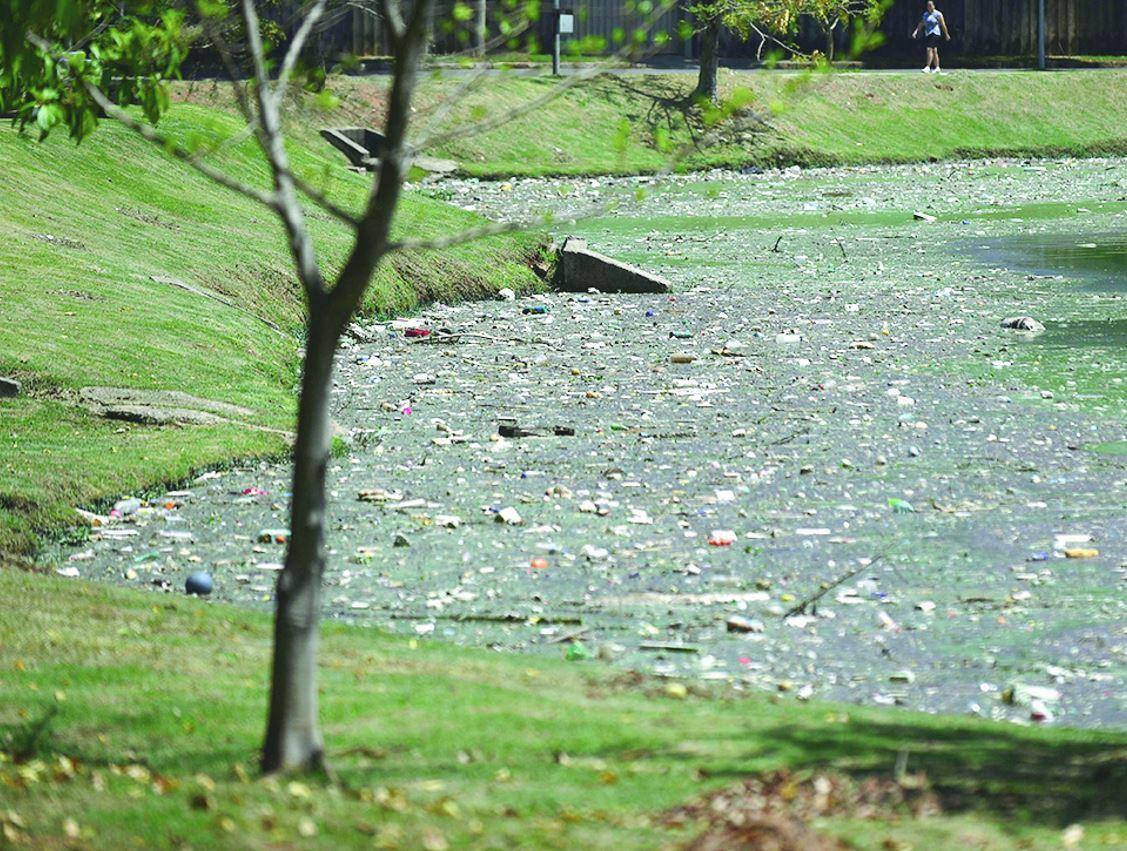 Cheiro ruim Na última semana, sujeira ficou evidente em vários pontos da lagoa da Pampulha