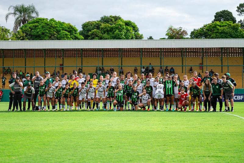 Jogadoras de América e Atlético protestam antes do clássico