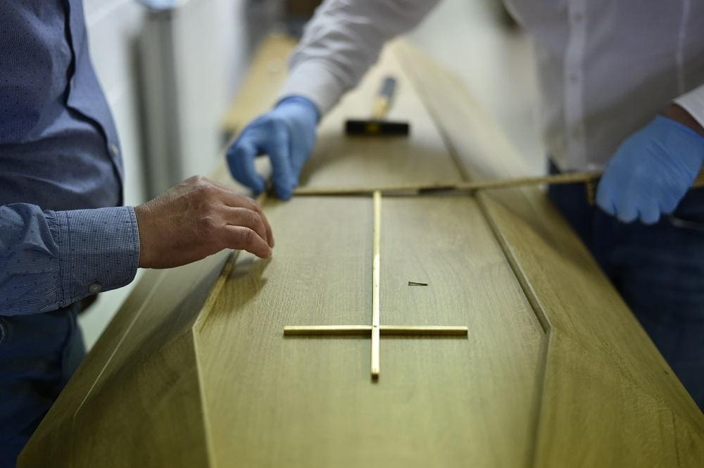 Trabalhadores de uma funerária em ação (imagem ilustrativa)