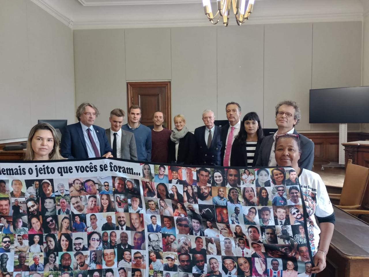 Durante o julgamento, representantes da Avabrum exibiram um cartaz com a foto de todas as 272 vítimas da tragédia provocada pela mineradora Vale