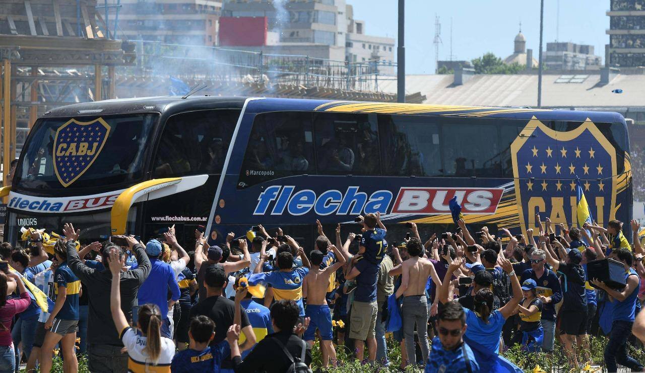 Ônibus com a delegação do Boca Juniors foi apedrejado quando se dirigia para o estádio