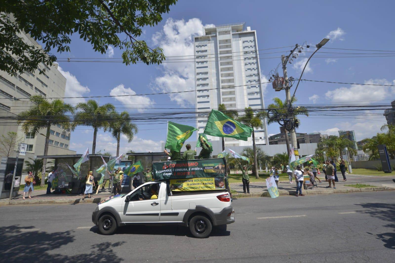 Apoiadores de Jair Bolsonaro aguardam pela chegada do presidente na avenida Raja Gabáglia.