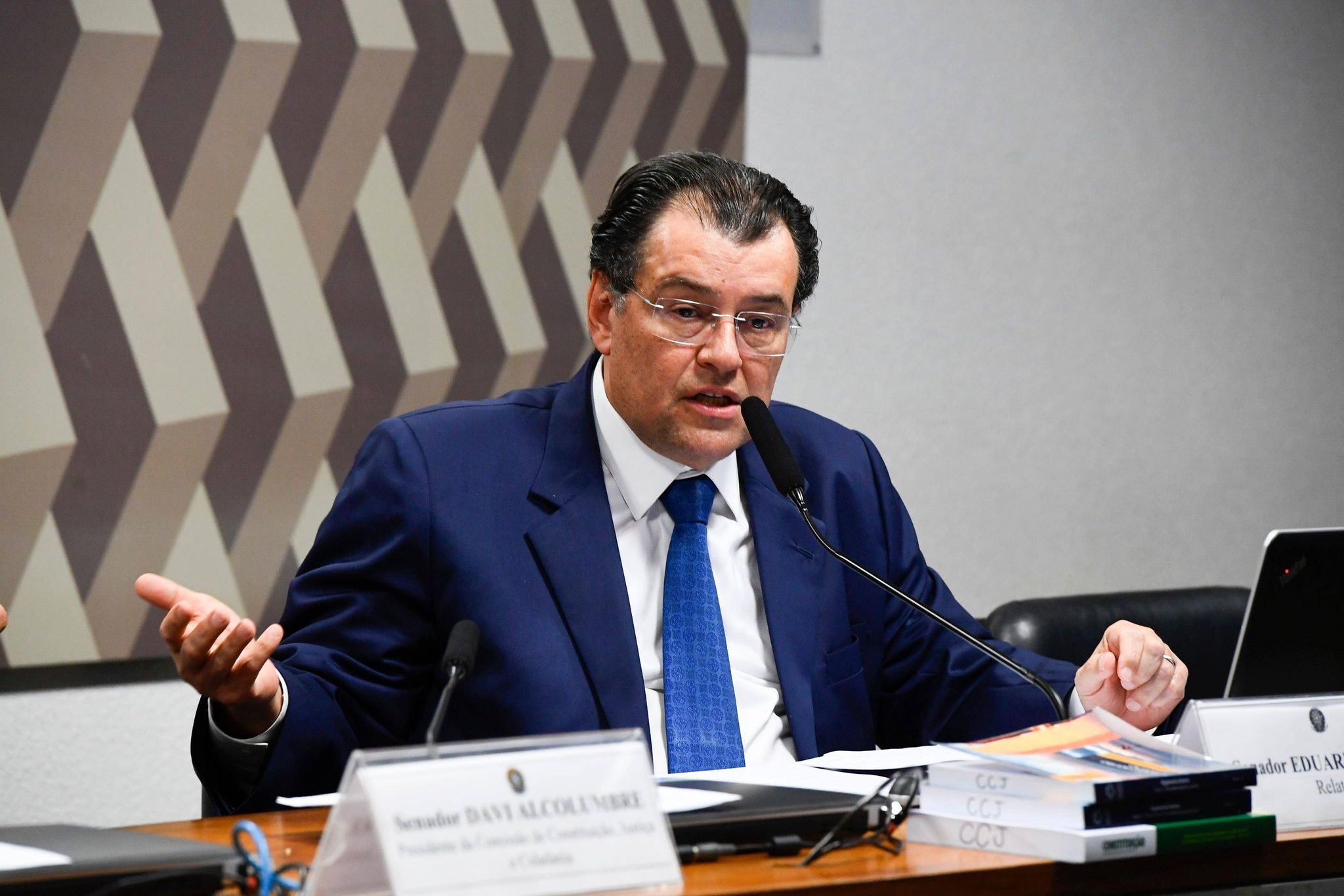 O senador Eduardo Braga durante a leitura do relatório da reforma tributária