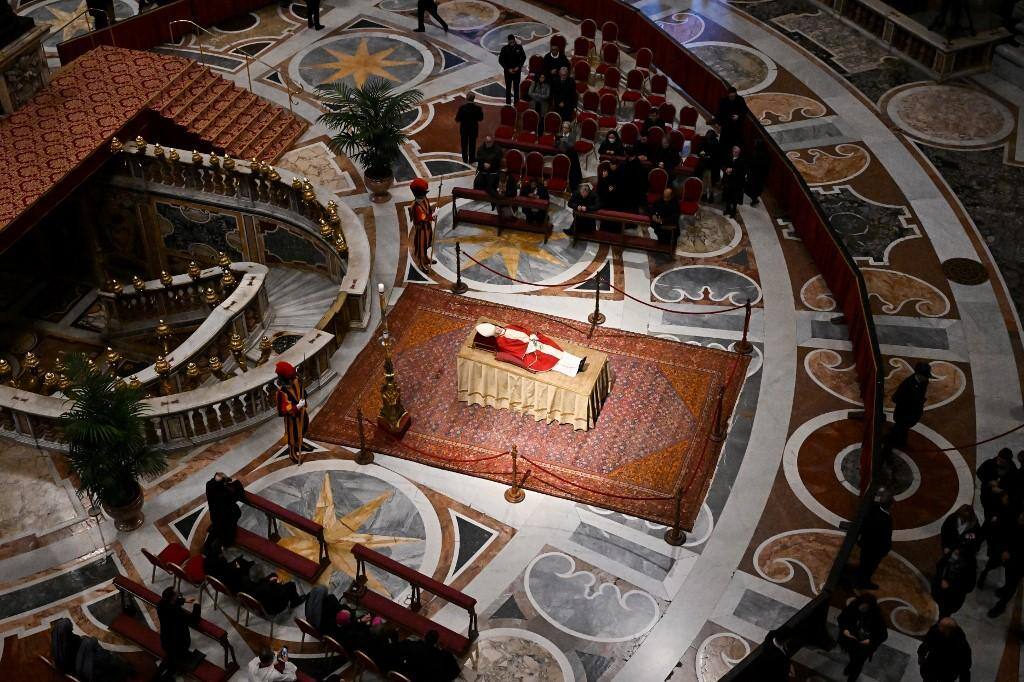 O corpo do Papa Emérito Bento XVI foi velado na Basílica de São Pedro, no Vaticano, em 3 de janeiro de 2023.