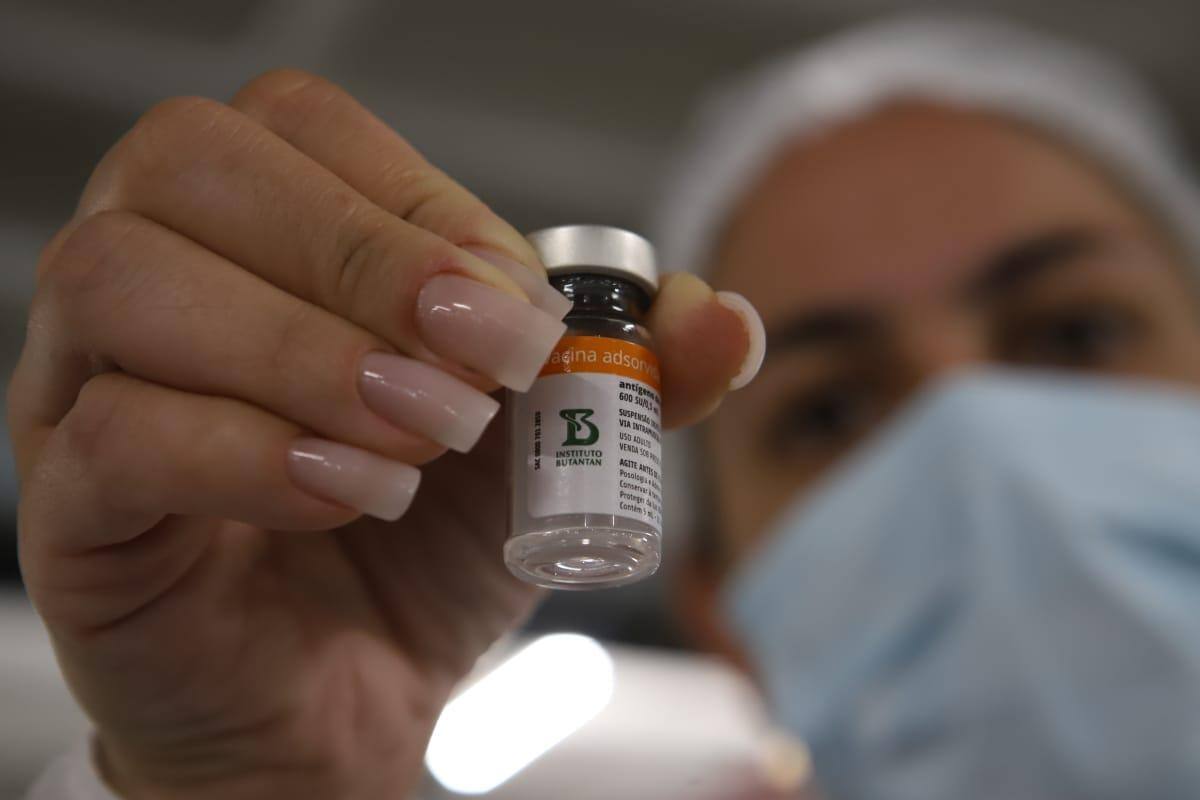 Dez cidades de MG em situação crítica pela Covid recebem doses extras de vacina