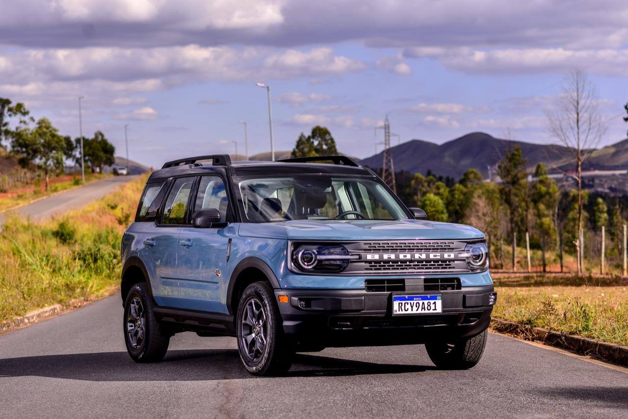 Frente se destaca pela grande com o nome Bronco, emblema da fabricante Ford só aparece na tampa traseira