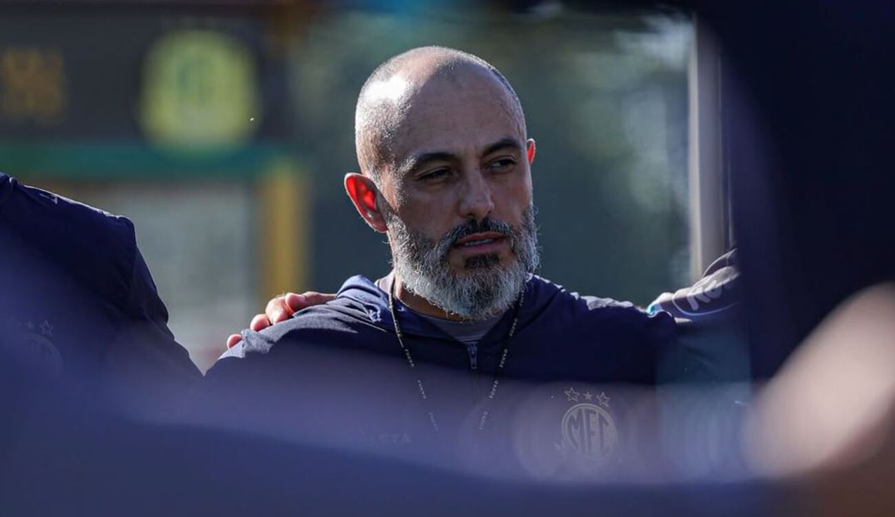 Treinador tem 44 anos e nasceu em São Paulo
