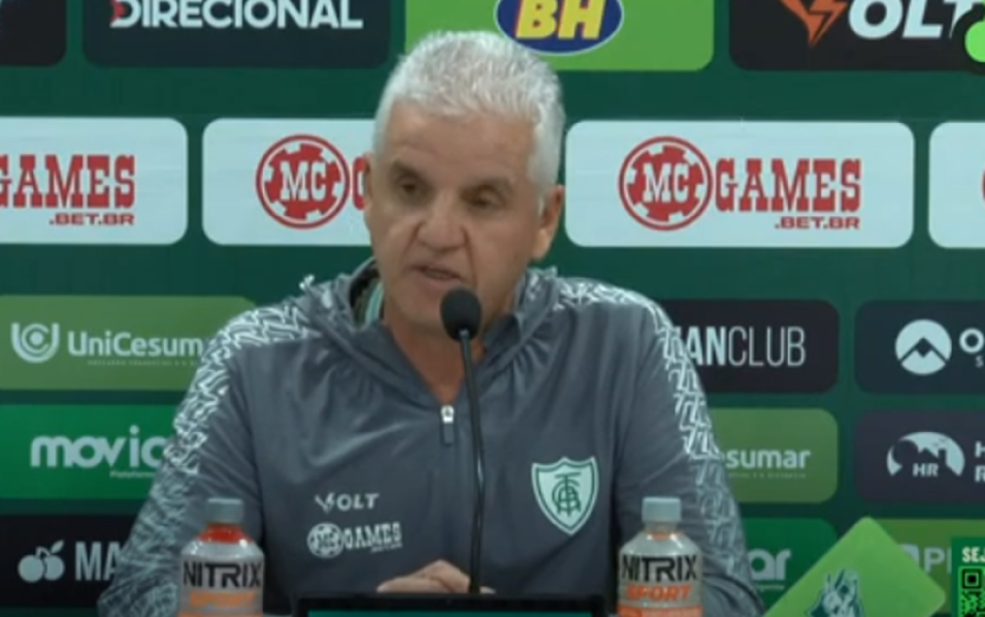 Luis Fernando Rosa Flores estava à frente da equipe no empate por 2 a 2 contra o Athletico-PR no Independência e demonstrou confiança no elenco 