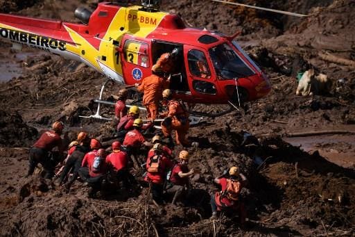 Bombeiros resgatam corpos após tragédia de Brumadinho