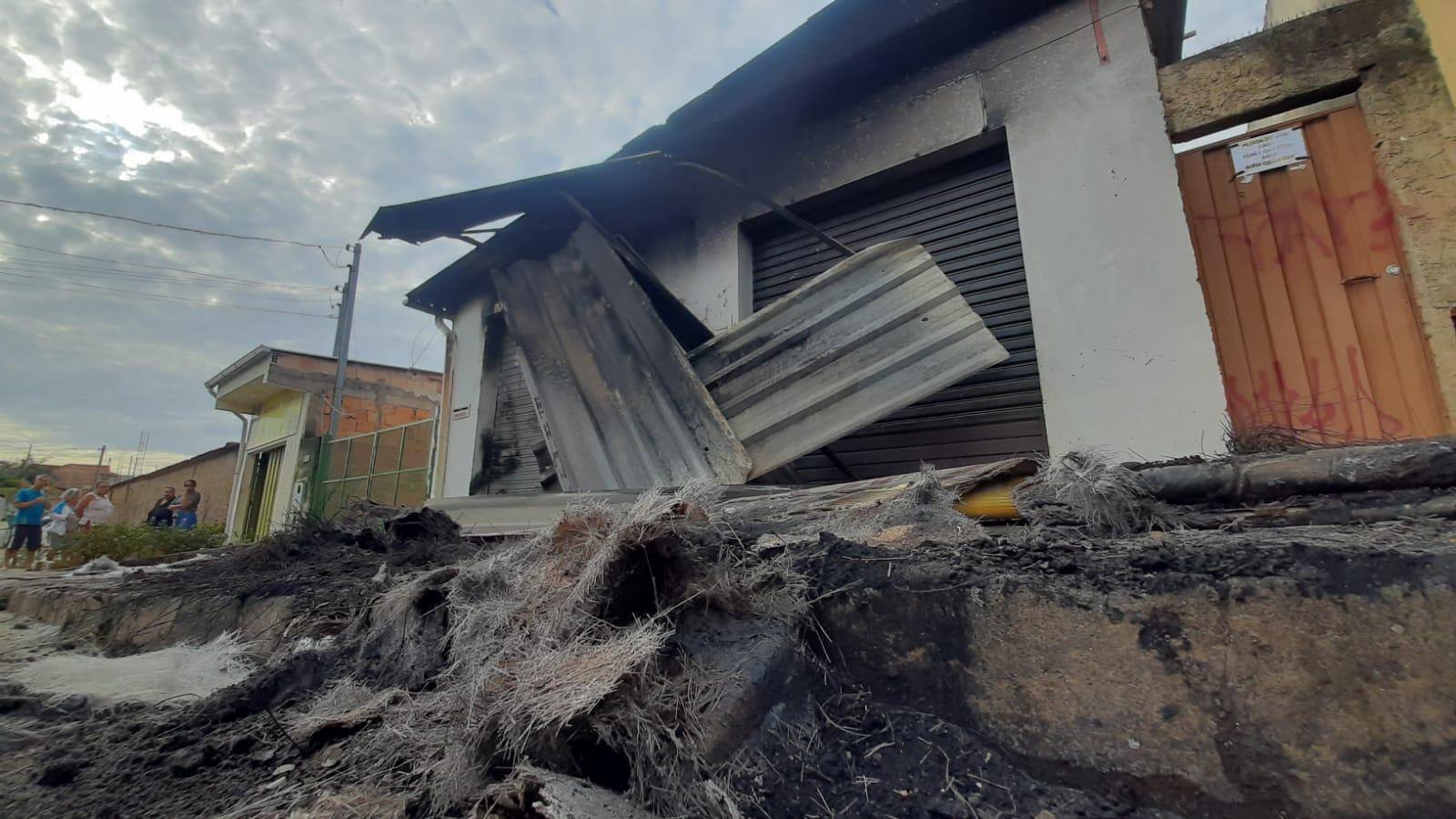Local onde o ônibus incendiado bateu