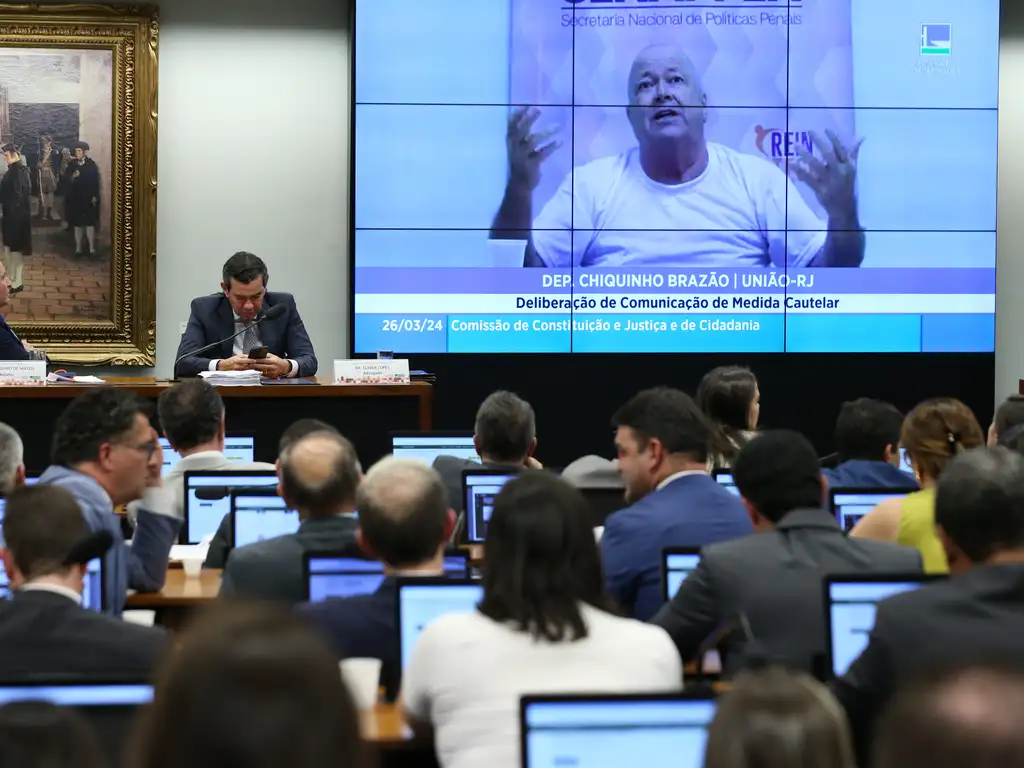 Chiquinho Brazão (no telão) fala a colegas na sessão da CCJ da Câmara dos Deputados que votou a sua prisão 
