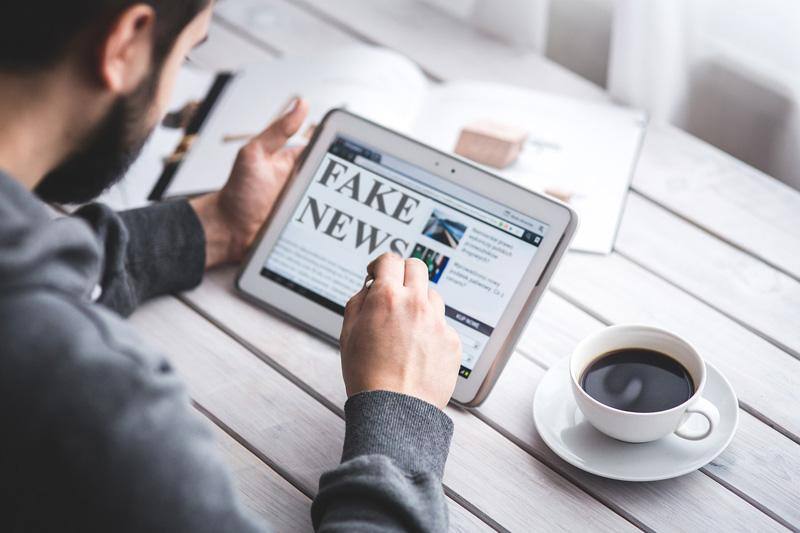As fake news são notícias - ou seja, pretensos relatos de fatos - fabricadas e comprovadamente falsas que ameaçam a democracia