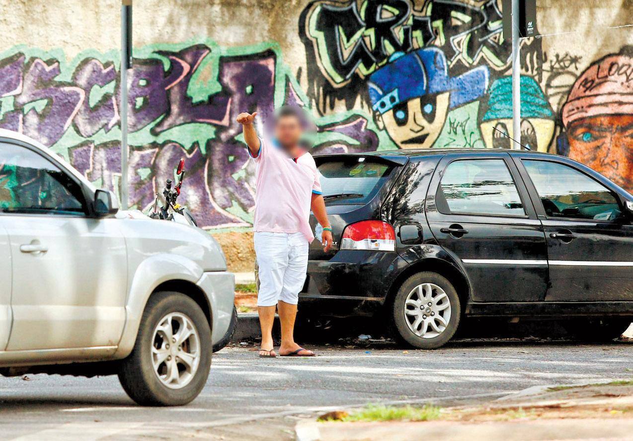 Projeto de lei quer pena de até 8 anos de prisão para flanelinhas ilegais por crime de extorsão