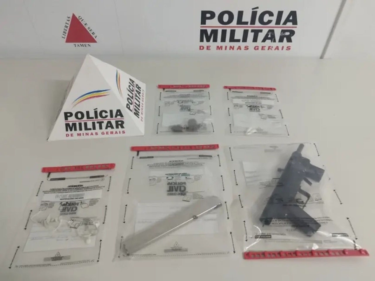 Adolescentes portavam submetralhadora e um carregador vazio em uma mochila