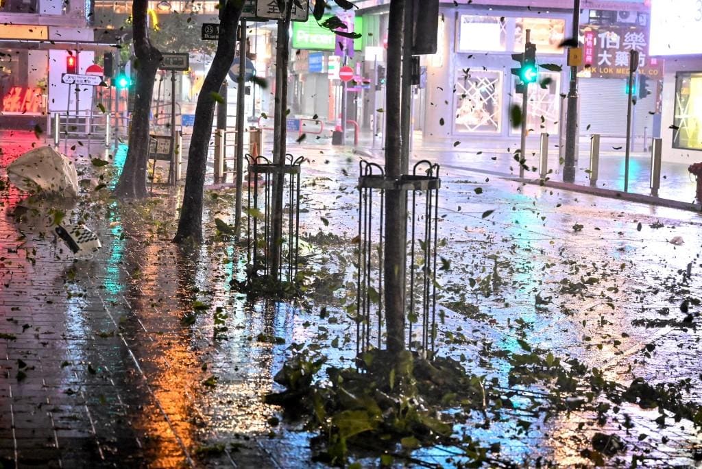 Ventos fortes provocados pelo supertufão Saola derrubaram árvores em uma rua em Causeway Bay, em Hong Kong