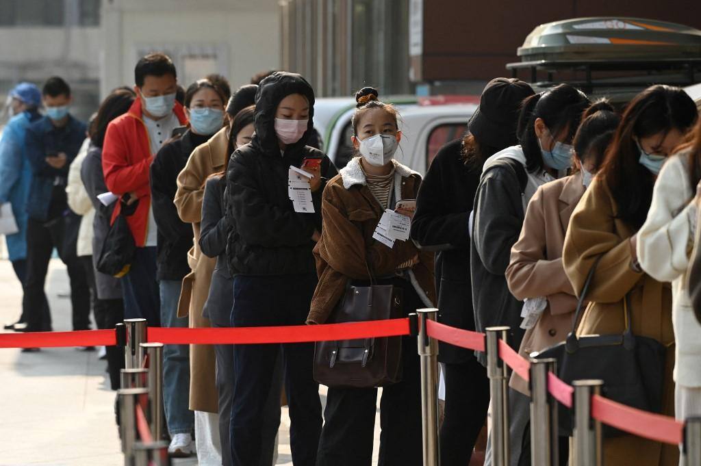 Chineses aguardam para fazer teste de Covid em Pequim