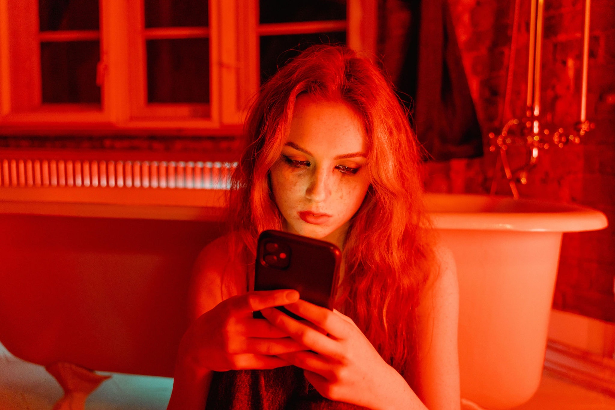 Jovem triste usando celular - redes sociais - depressão - bullying
