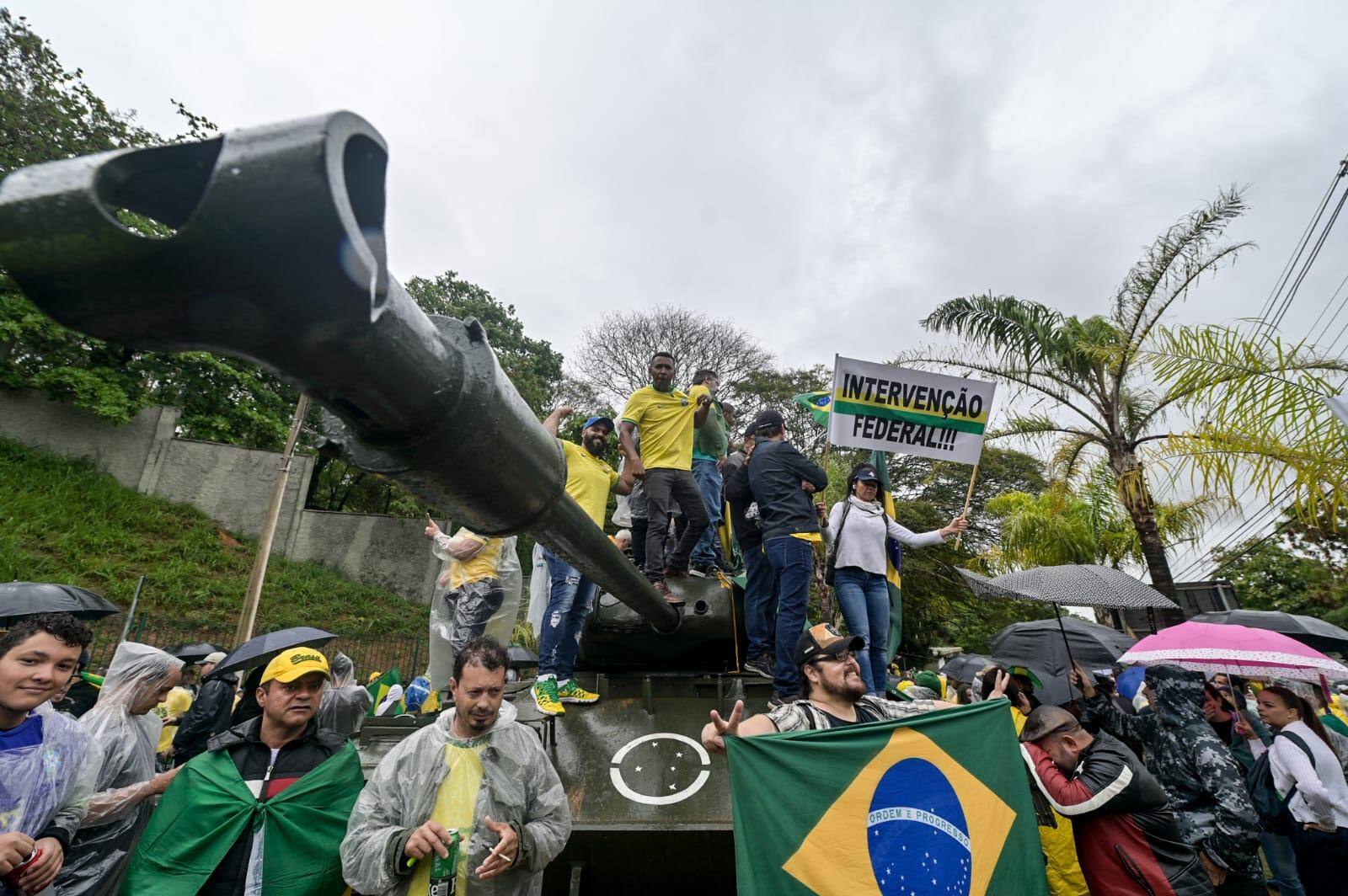 Manifestantes protestam em frente ao Exercito em Belo Horizonte