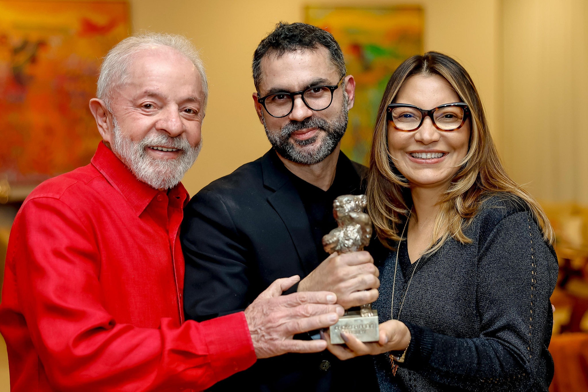 Diretor Gabriel Mascaro, entre Lula e a primeira-dama Janja