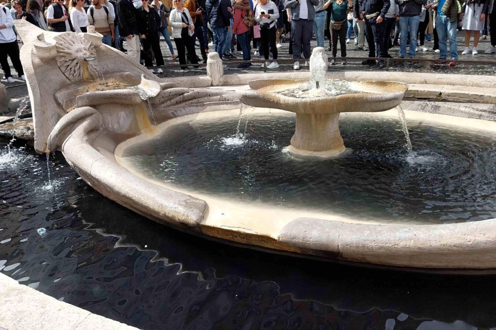 Ativistas jogam tinta preta em fonte histórica Fontana della Barcaccia, na praça da Espanha, em Roma
