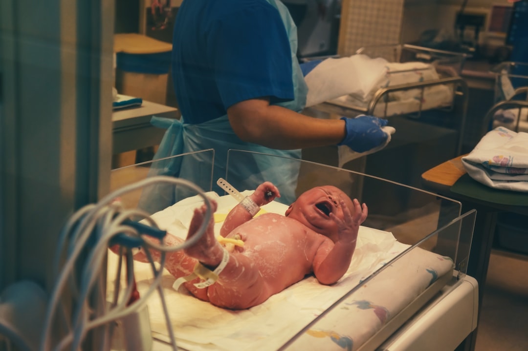 Bebê morre após 17h sem UTI neonatal e Justiça condena DF a pagar R$ 100 mil