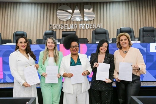 Conselheiras da OAB tiram foto com o parecer contrário ao PL do Aborto