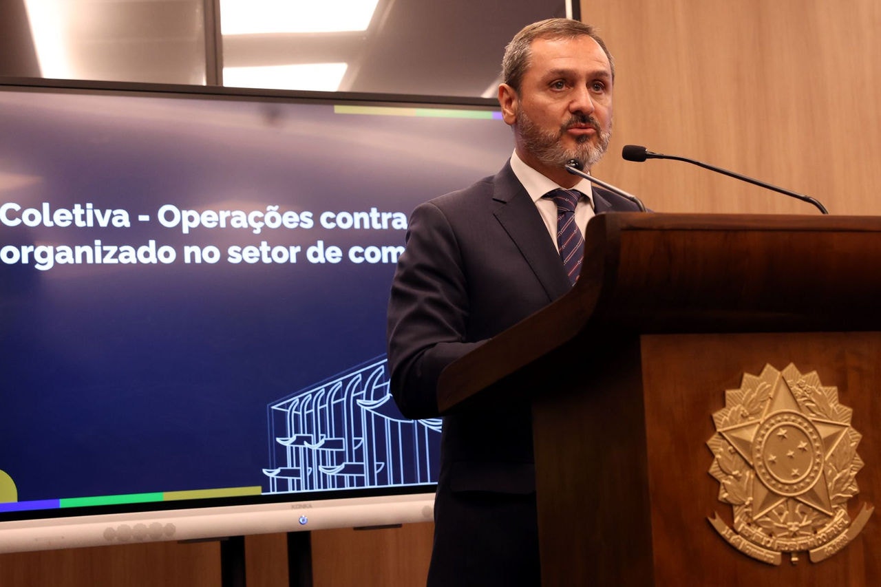Diretor-geral da PF, Andrei Rodrigues, durante entrevista coletiva para detalhar duas operações para combater a atuação do crime organizado no setor de combustíveis