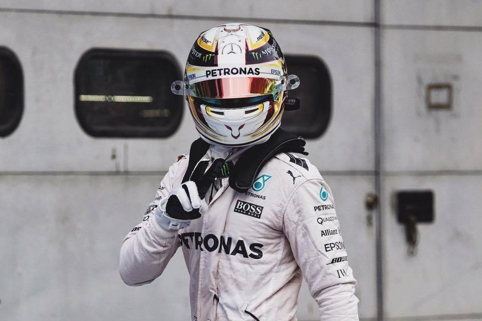 Lewis Hamilton ganha vantagem sobre Rosberg em mais uma batalha pelo topo  