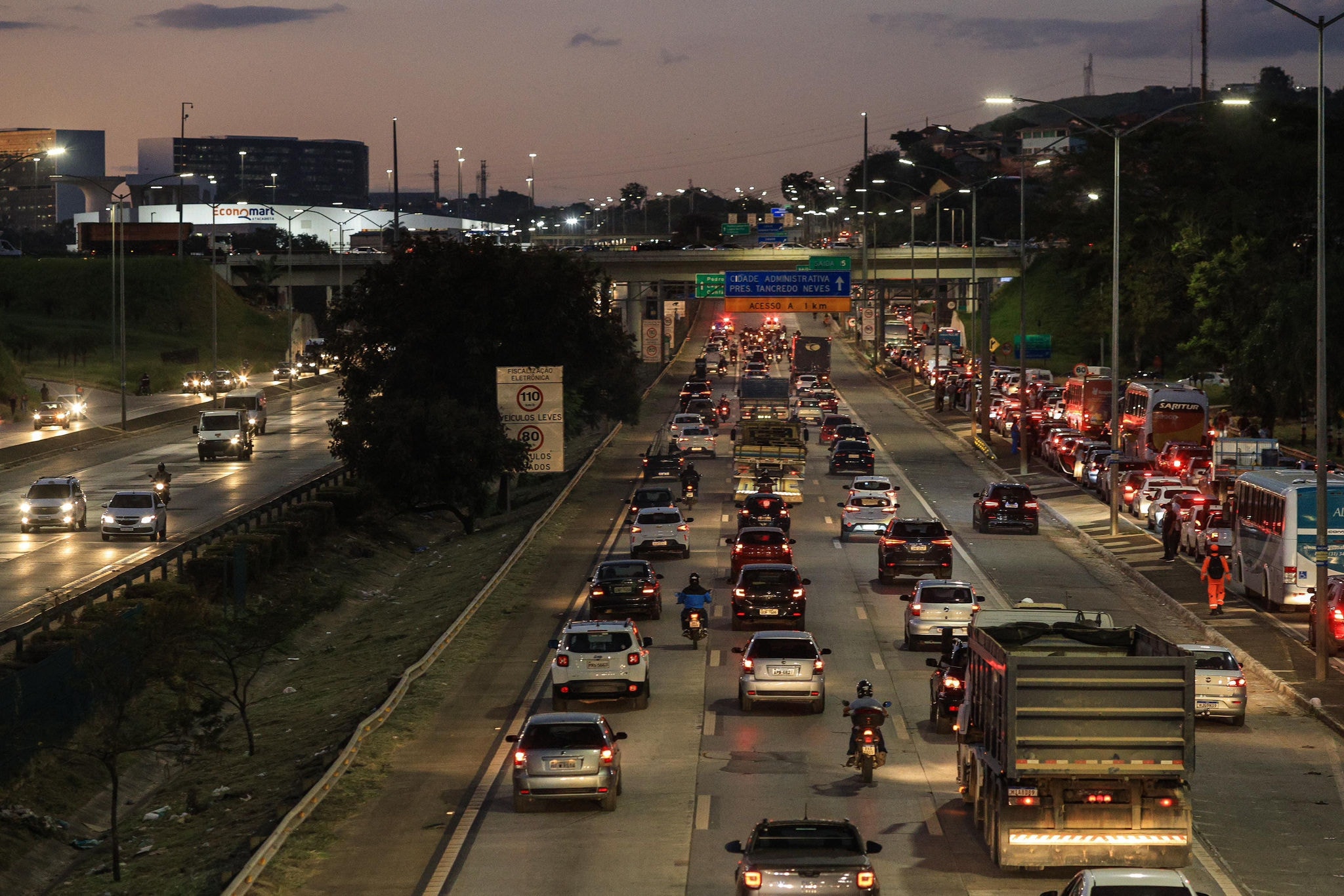 Avanço de projeto do governo de Minas para privatizar trecho da MG-010, na linha verde, e a possível instalação de pedágios para as pessoas que saem de Belo Horizonte para aeroporto de Confins preocupa vereadores
