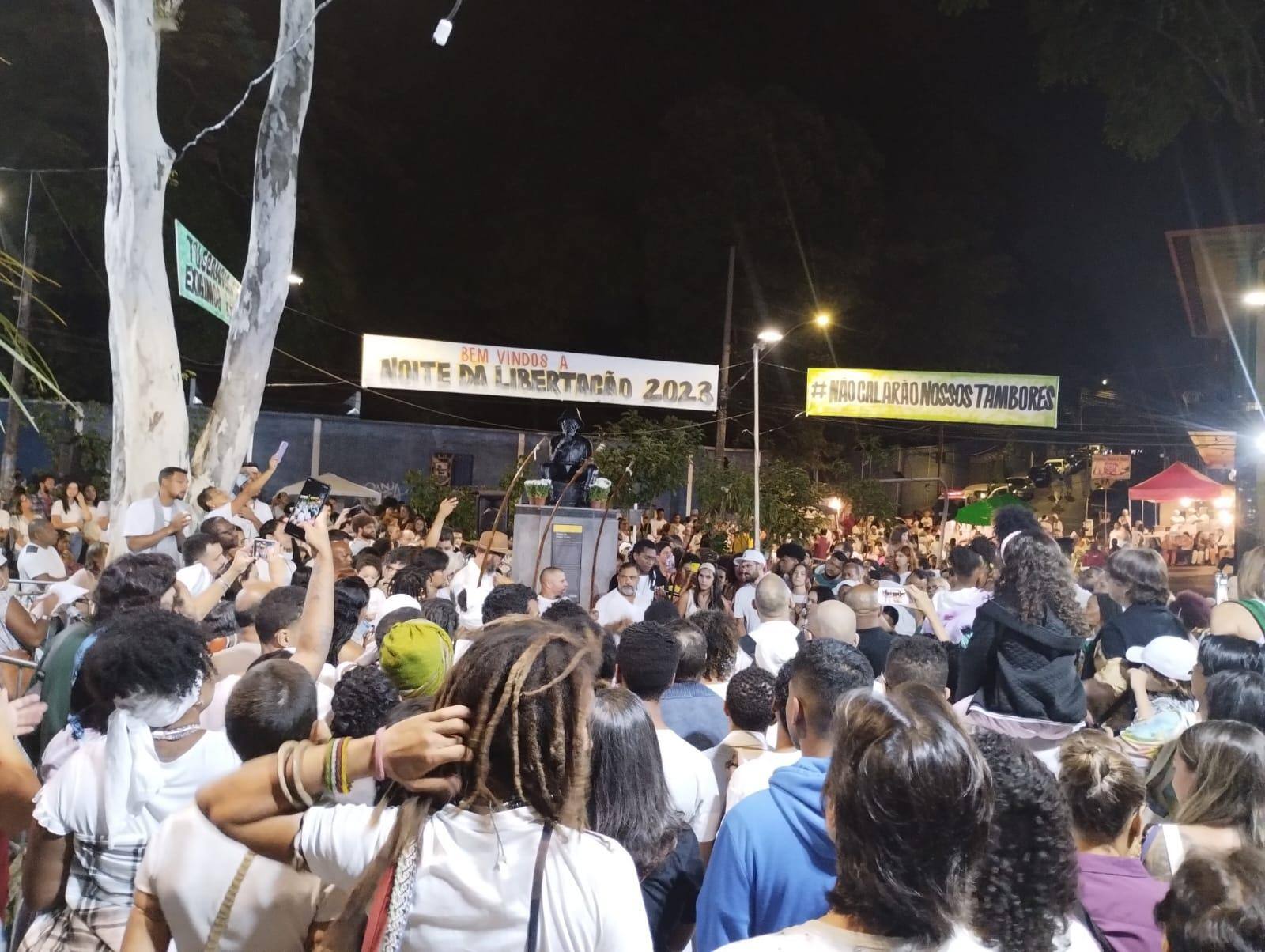 Centenas de pessoas se reuniram entorno de uma roda de capoeira no início do festejo