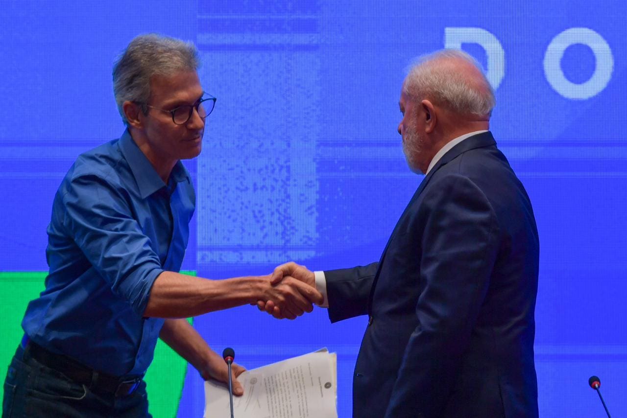 Zema e Lula se cumprimentam no Minascentro