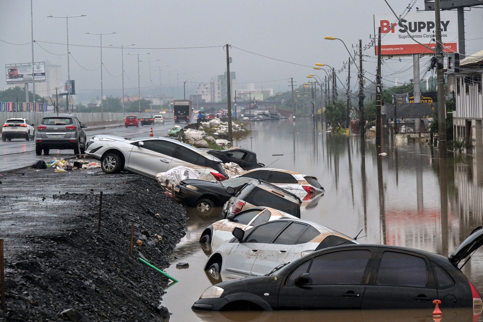 Carros são vistos encalhados na BR-116, em São Leopoldo (RS), depois que nível da água baixou