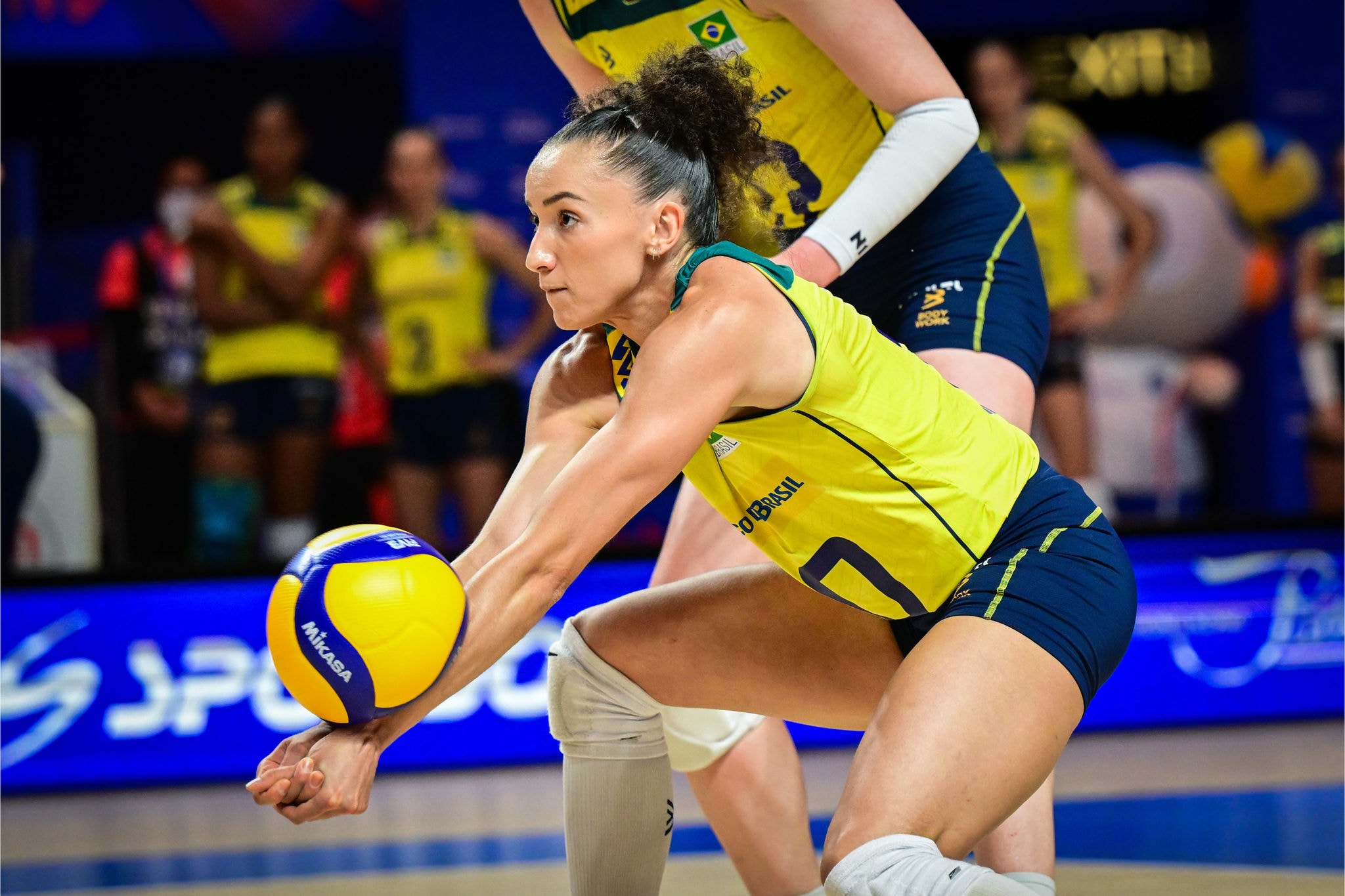 Gabi, capitã da seleção brasileira de vôlei feminino, está entre as melhores jogadoras da Liga das Nações