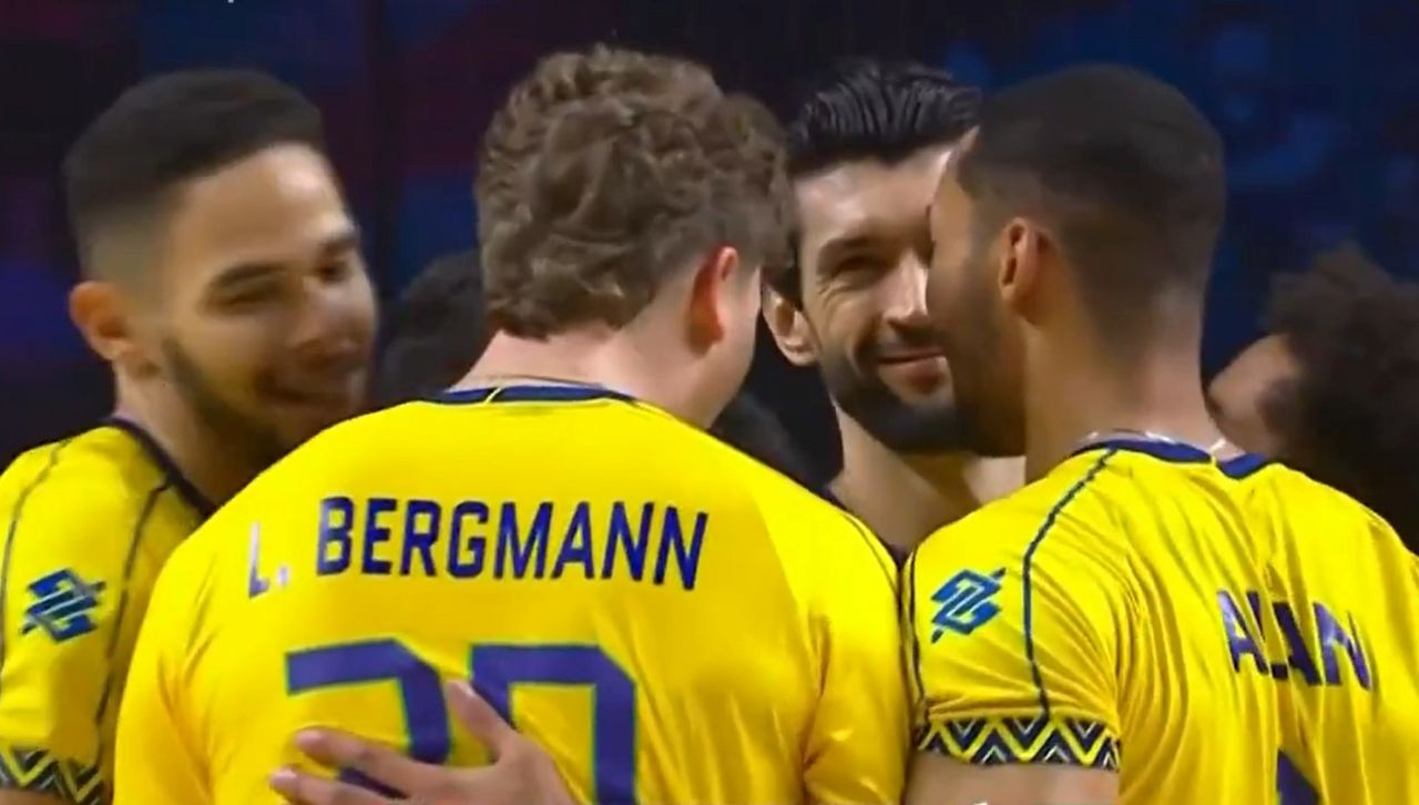 Jogadores do Brasil comemoram ponto contra o Canadá, pela VNL