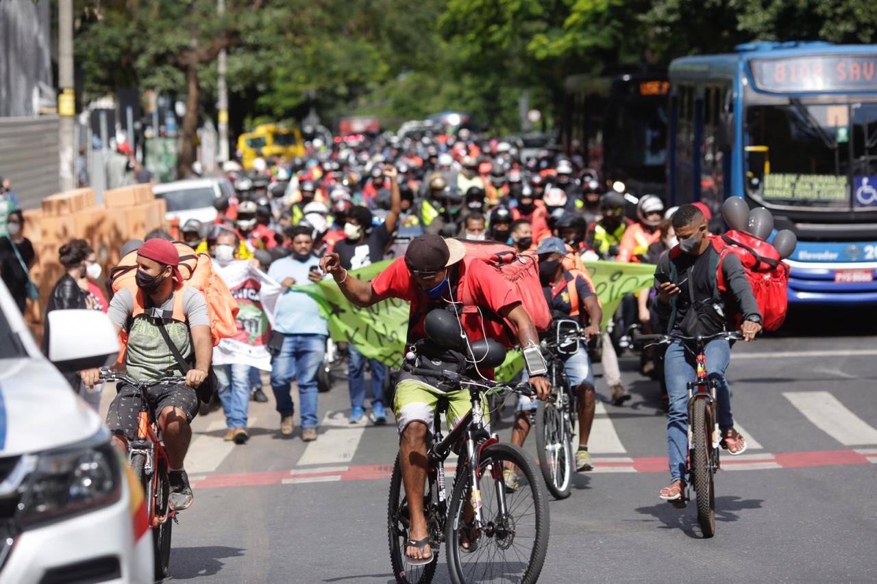 Entregadores de apps de comida fazem protesto em BH