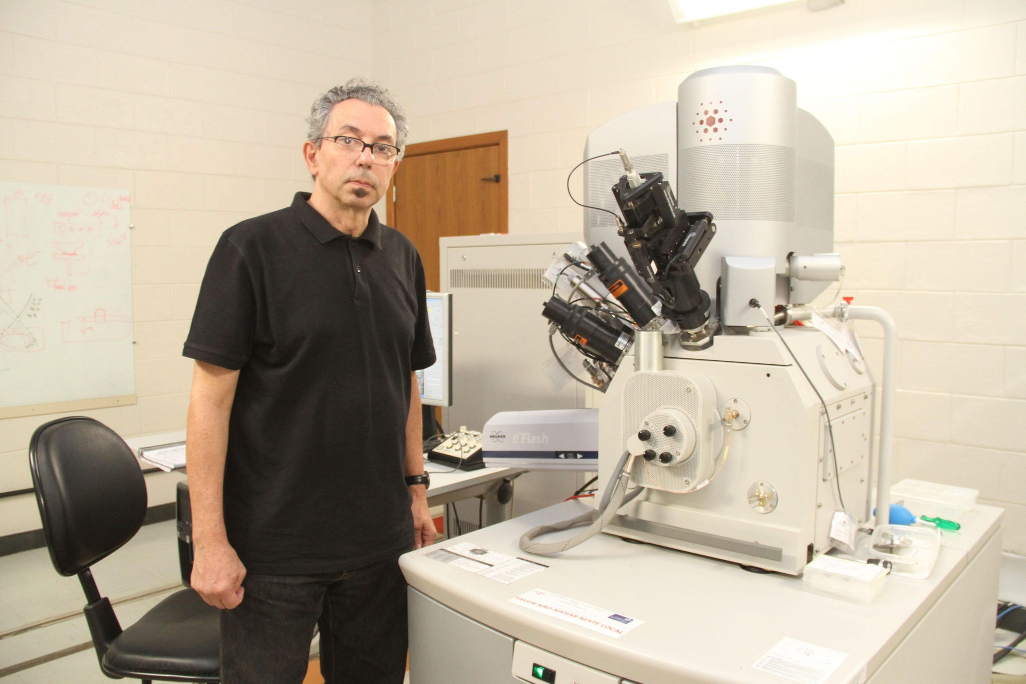 A microscopia é essencial para pesquisas da universidade e para a indústria, explica o diretor do centro Wagner Nunes