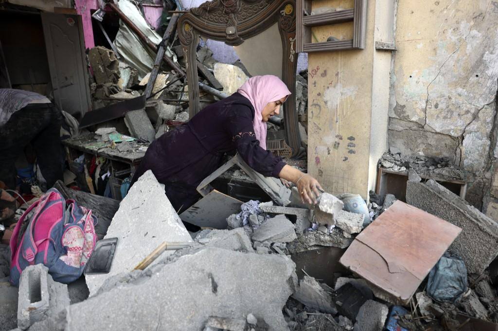 Mulher em edifício destruído Rafah gaza 11102023