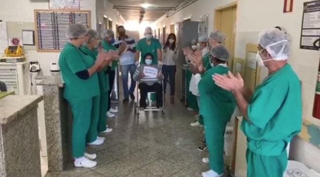 Deuscreide Fonseca, de 62 anos, deixou o hospital aplaudida por profissionais de saúde