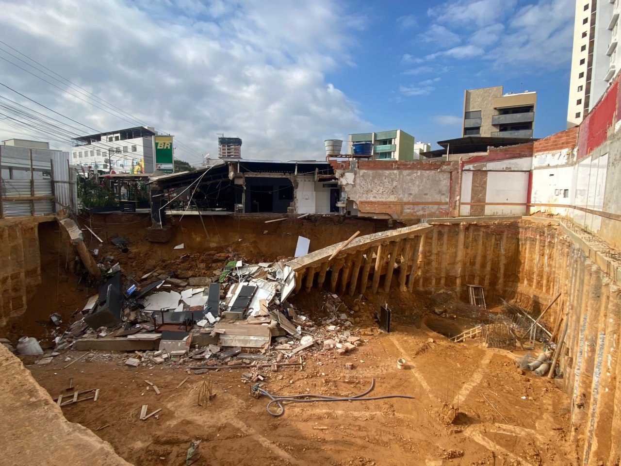 Deslizamento em construção de edifício provocou vazamento de gás e colapsou estrutura de restaurante