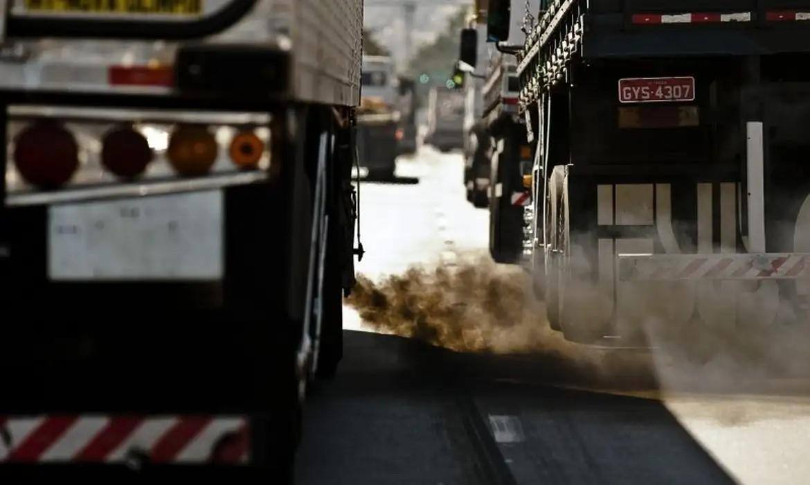 Imagem ilustrativa de poluição emitida por caminhão antigo