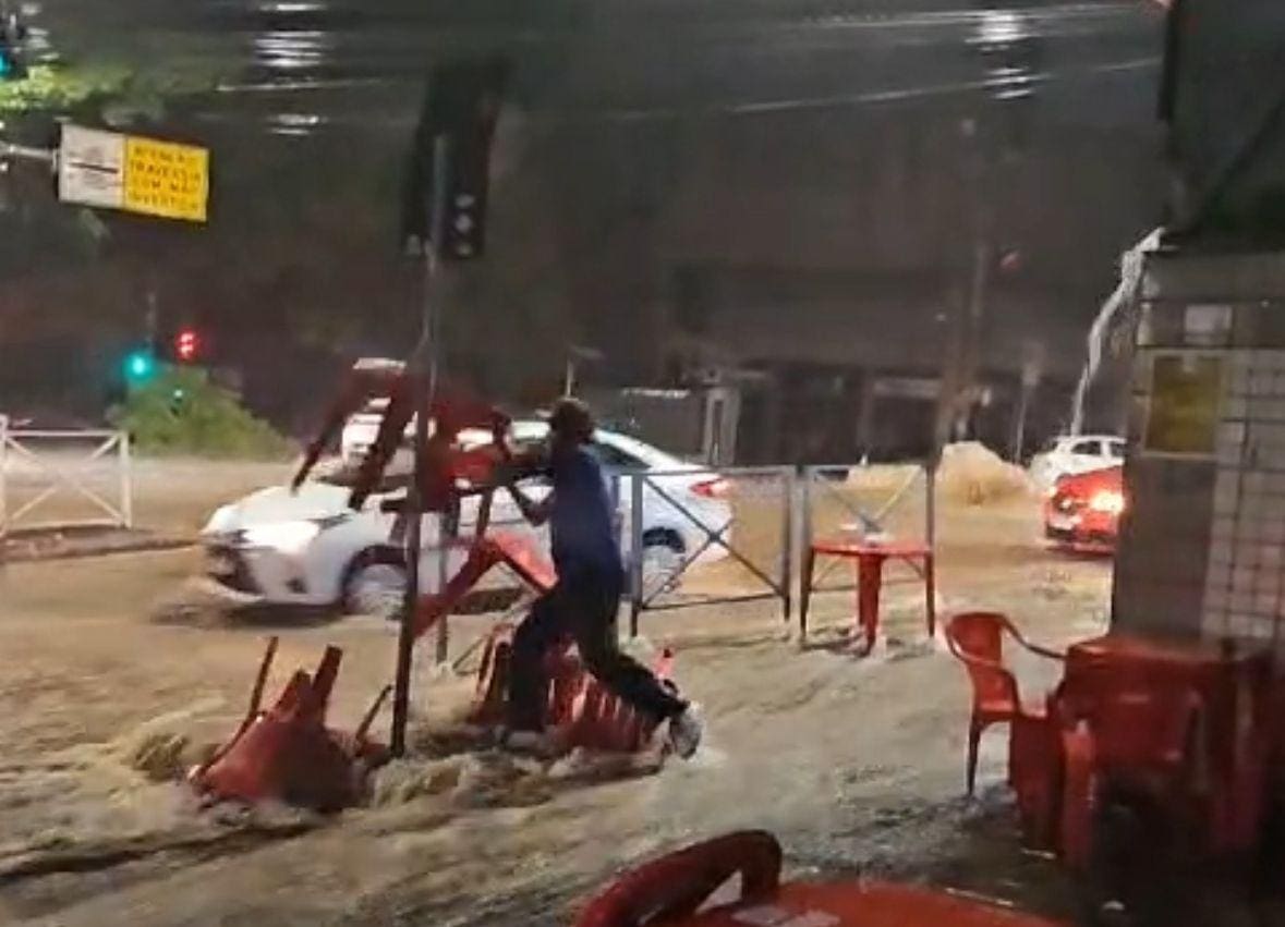 Avenida do Contorno em BH registra alagamento durante temporal nesta terça-feira