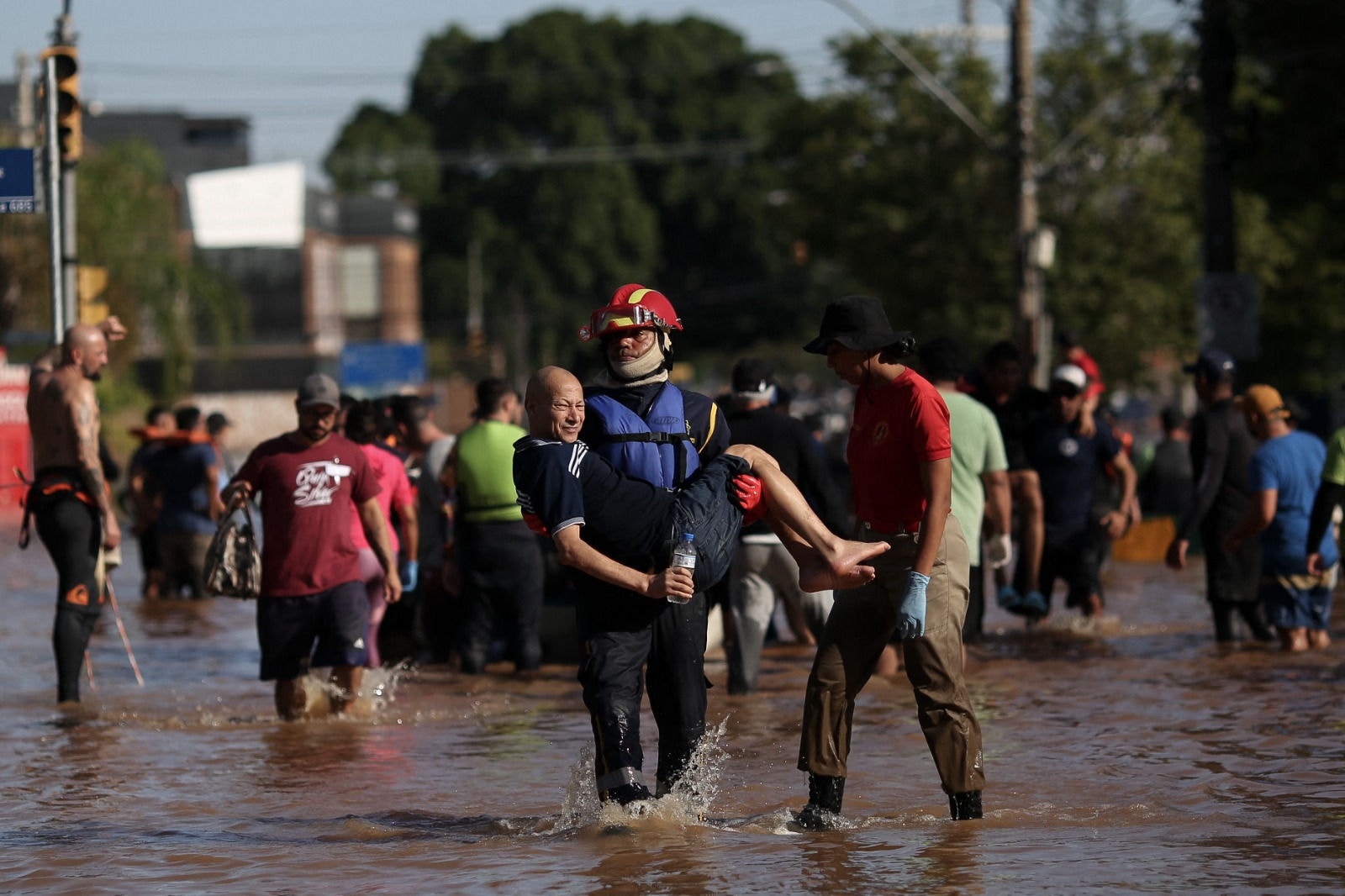 Bombeiro carrega homem resgatado de área inundada  em Porto Alegre, Rio Grande do Sul, em 7 de maio de 2024